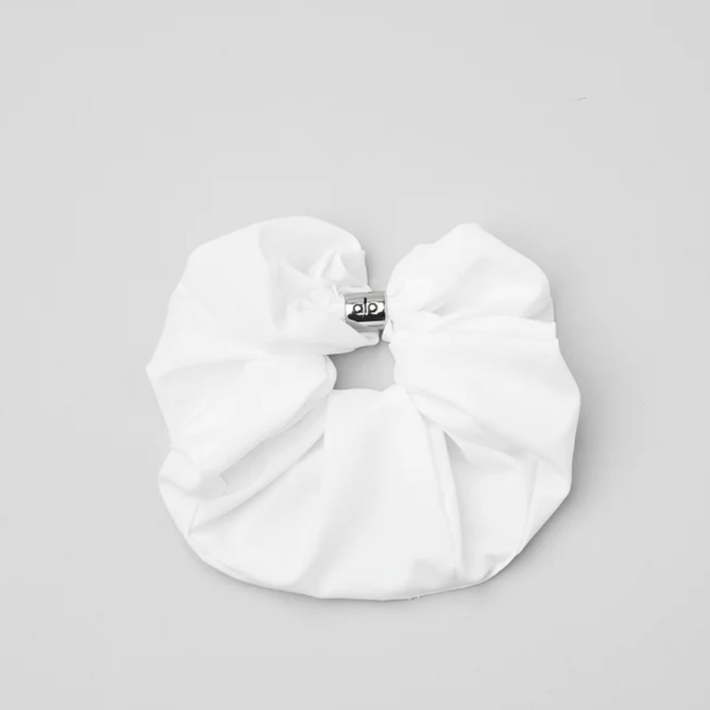 NWTS Alo Bead It Oversized
Scrunchie - White